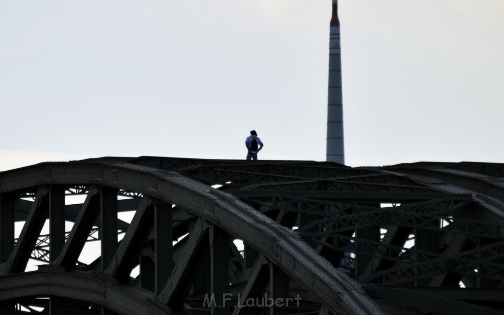 PSpringt kein Suizid Brueckenspringer Koeln Hohenzollernbruecke P070.JPG - Miklos Laubert